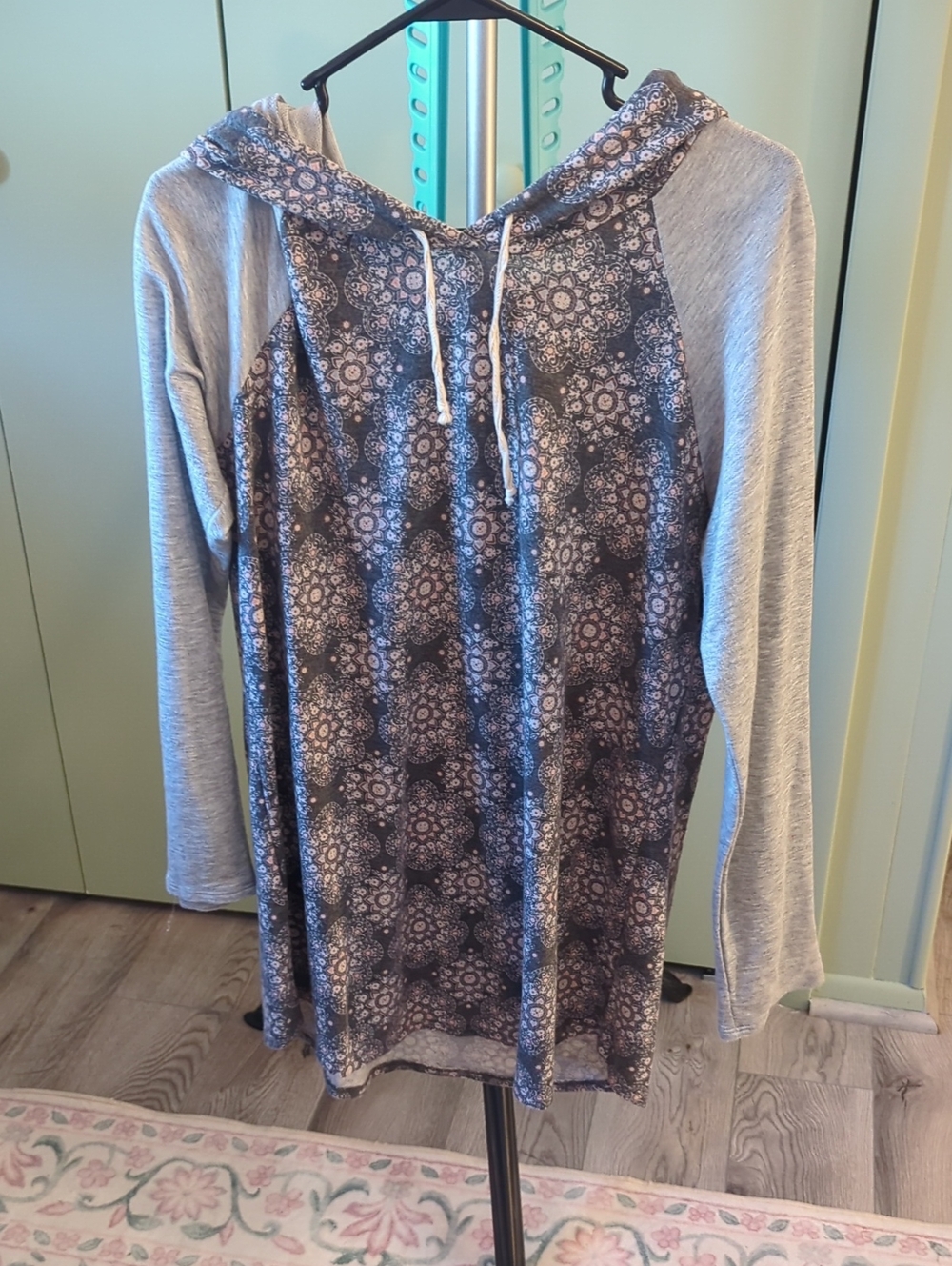 Chris & Carol Grey Patterned Hooded Pullover